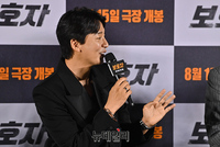 [포토] 영화 보호자 소감 발표하는 김남길