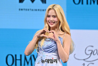 [포토] 오마이걸 효정, 금발 썸머퀸