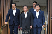 [포토] 회의 참석하는 윤재옥 국민의힘 원내대표