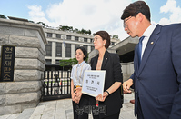 [포토] 'KBS 헌법소원' 의견서 제출하는 야4당 공대위