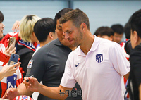 [포토] 팬서비스 하는 세자르 아스필리쿠에타