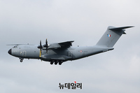 [포토] 첫 한국-프랑스 연합 공중훈련...김포공항 착륙하는 A400M 아틀라스 수송기