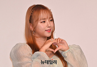 [포토] 세러데이 아연 '하트 받아라'