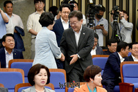 [포토] 의원총회 참석하는 이재명 민주당 대표