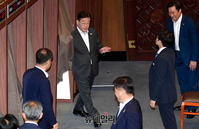 [포토] 투표 마치고 나오는 이재명 대표