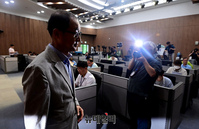 [포토] 떠나는 이성만 무소속 의원