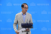 [포토] 기자들의 질문에 답하는 이성만 의원