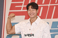 [포토] 택배는 몽골몽골 김종국 '꾹이는 근육근육'