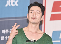 [포토] 택배는 몽골몽골 장혁 '초원을 입었네'