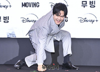 [포토] 무빙 김성균, 슈퍼히어로 포즈