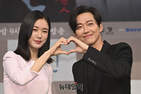 [포토] 연인 안은진-남궁민, 다정한 커플 하트