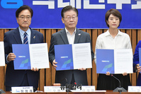 [포토] 후쿠시마 오염수 반대 진성서 들어 보이는 이재명 대표