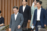 [포토] 입장하는 이재명 더불어민주당 대표