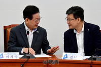 [포토] 대화 나누는 이재명 대표와 김남근 공동의장