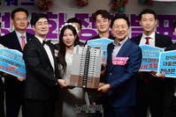 [포토] 예비신혼부부와 함께하는 김기현 국민의힘 대표