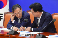 [포토] 대화 나누는 박광온 원내대표와 유동수 간사