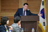 [포토] 마약 퇴치 토론회 좌장으로 나선 로버트 할리