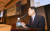 [포토] 건국 75주년 기념식 사회보는 유동열 자유민주연구원 원장