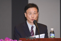 [포토] 기념사 대독하는 유동열 원장