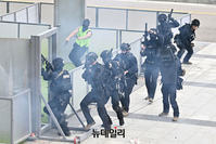 [포토] 을지훈련 대비 테러진압 훈련하는 경찰특공대
