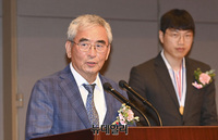 [포토] 수상소감 밝히는 이영훈 이승만학당 교장