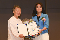 [포토] 우남이승만 연구 장학금 받는 강온유