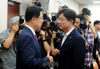 [포토] 대화 나누는 이만희·강병원