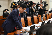 [포토] 행안위 떠나는 이만희 국민의힘 간사