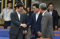 [포토] 악수 나누는 이재명·박광온