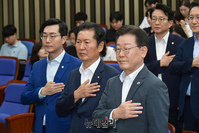 [포토] 국민의례하는 이재명 민주당 대표