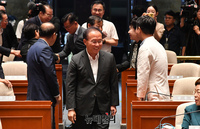 [포토] 의원총회 참석하는 윤재옥 국민의힘 원내대표
