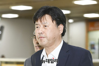 [포토] '정치자금법위반 혐의' 공판 출석하는 김용