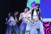 [포토] 타이틀곡 '걸스 캐피털리즘' 무대 선보이는 러블루션