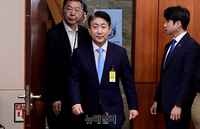 [포토] 입장하는 이동관 방송통신위원장 후보자