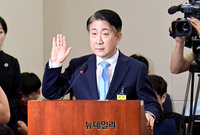 [포토] 선서하는 이동관 방송통신위원장 후보자