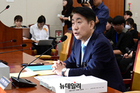 [포토] 답변하는 이동관 방송통신위원장 후보자