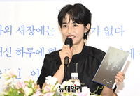 [포토] 강혜정 첫 에세이 '반은 미치고 반은 행복했으면' 출간