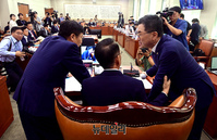 [포토] 여야 간사와 대화하는 김도읍 법사위원장