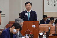 [포토] 업무보고 하는 신범철 국방부 차관