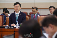 [포토] 의원들의 질문에 답하는 신범철 국방부 차관