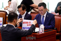 [포토] 특검요구 문구 붙인 민주당 법사위 의원들