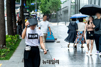 [포토] '우산이 없네' 소나기에 재촉하는 발걸음