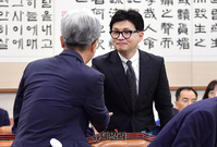 [포토] 참석자들과 인사 나누는 한동훈 법무부 장관