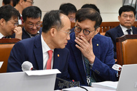 [포토] 대화 나누는 추경호·이창용