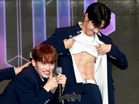 [포토] 복근 공개하는 티아이오티 홍건희