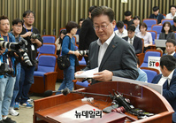 [포토] 단상으로 향하는 이재명 민주당 대표