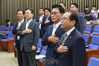 [포토] 국민의례하는 이재명 민주당 대표