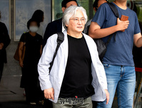 [포토] '박원순 피해자 실명공개' 항소심 선고 마치고 법원 나서는 김민웅 전 교수