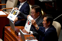 [포토] '일본 핵오염수 해양투기 반대' 피켓 붙이는 이재명