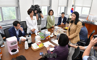 [포토] 김현숙 여성가족부 장관 불출석 놓고 회의하는 야당 의원들
